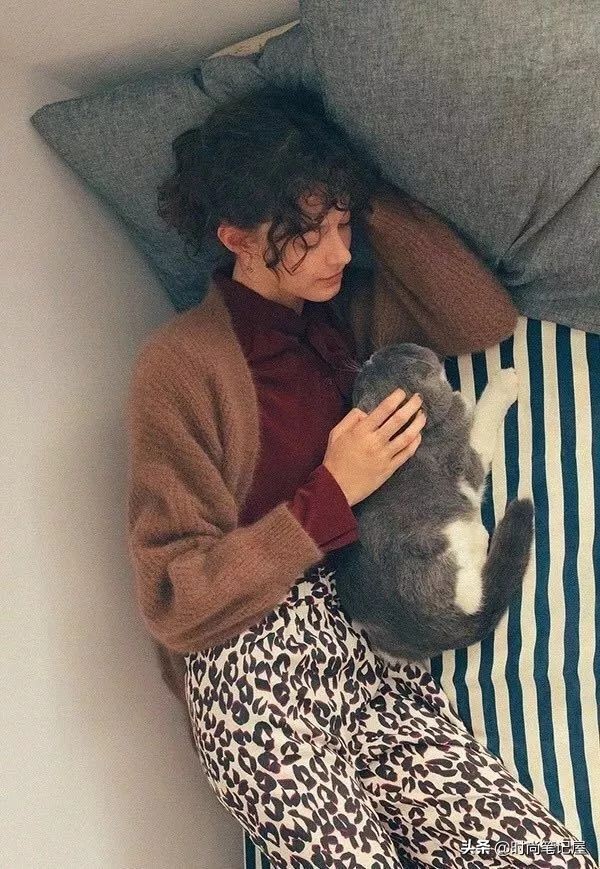 爆款撞色慵懒风毛衣穿搭,毛衣衬衫外套长款慵懒风穿搭