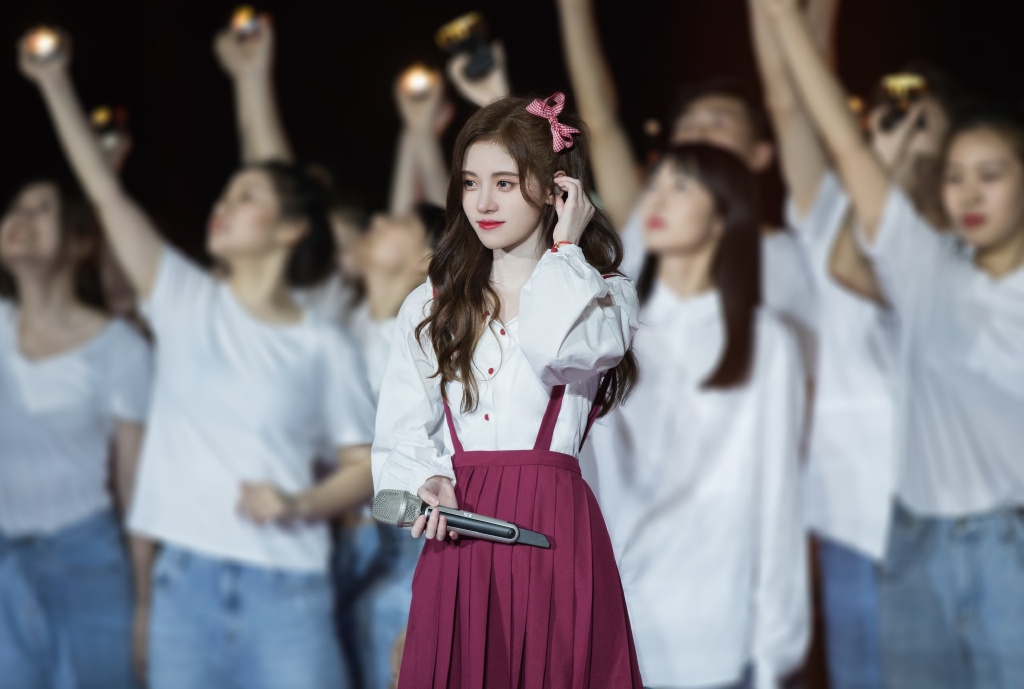 鞠婧祎月光之下请相爱红色蝴蝶结,鞠婧祎的同款蝴蝶结连衣裙图片