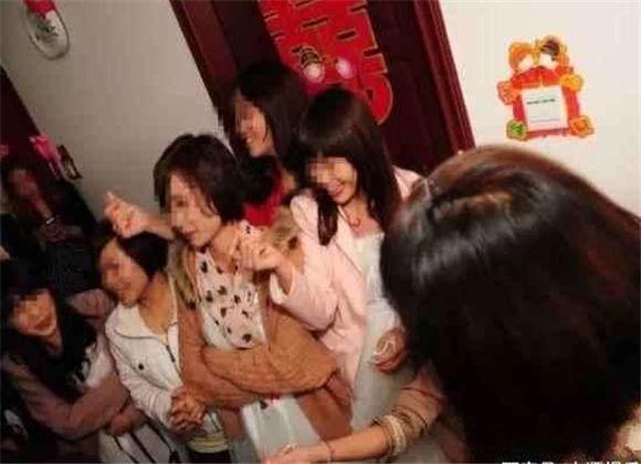 新郎接亲给了5次红包,新郎接亲被索要红包