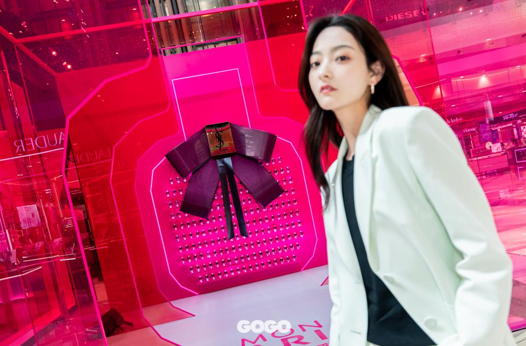 YSL直升机狂爱来袭，带你穿越巴黎，“上天”告白