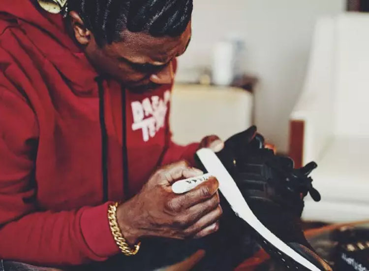 boost运动鞋发黄,踩屎感boost内增高