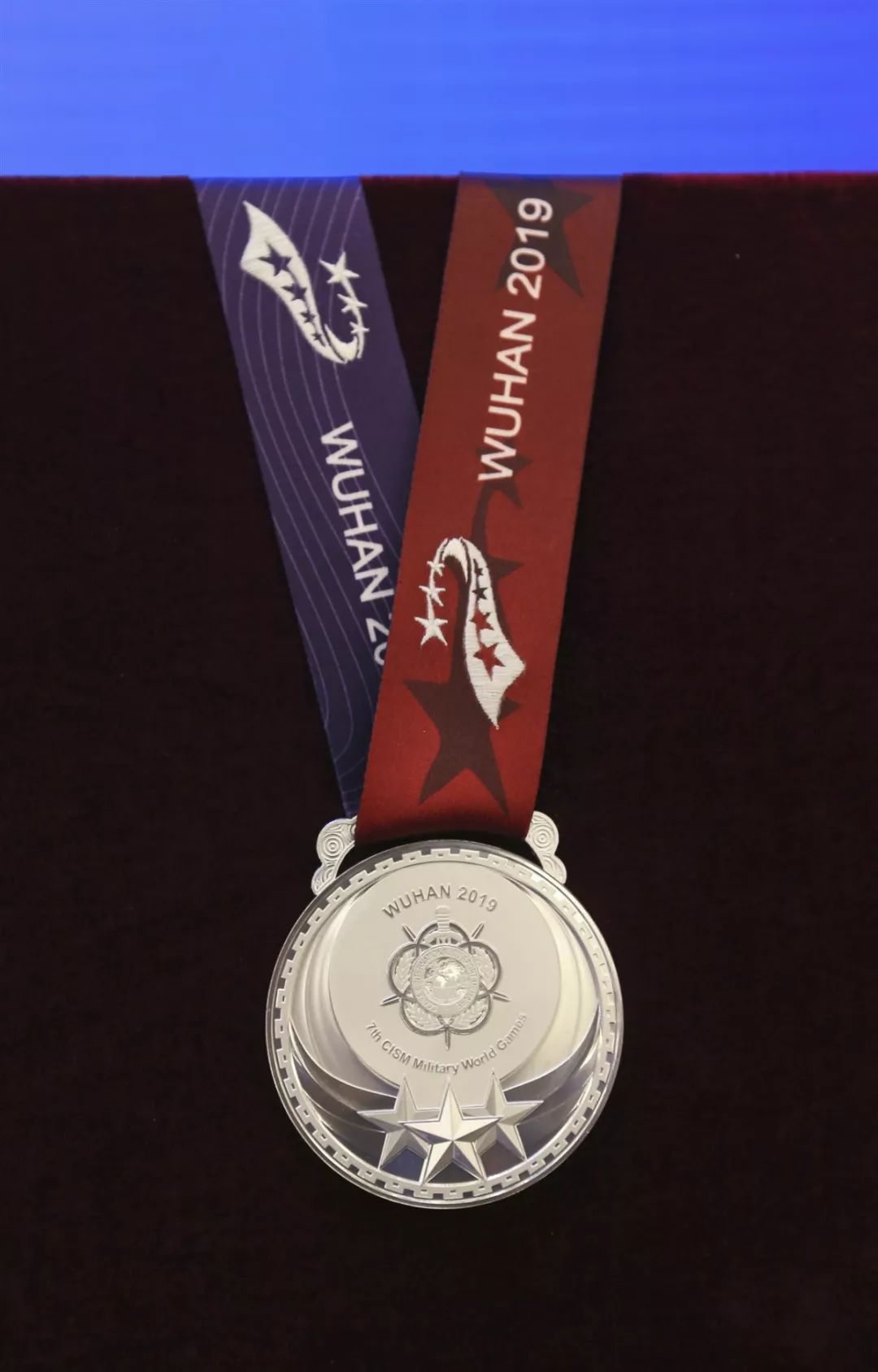 2019武汉军运会中国奖牌,武汉军运会颁奖礼服
