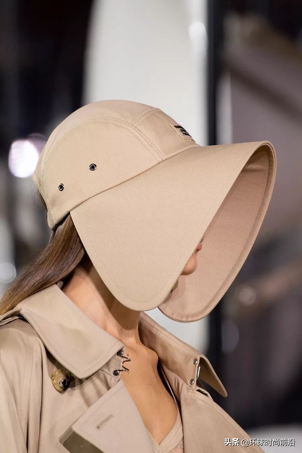 适合冬季脸大显脸小的帽子 (大圆脸适合什么帽子秋冬)