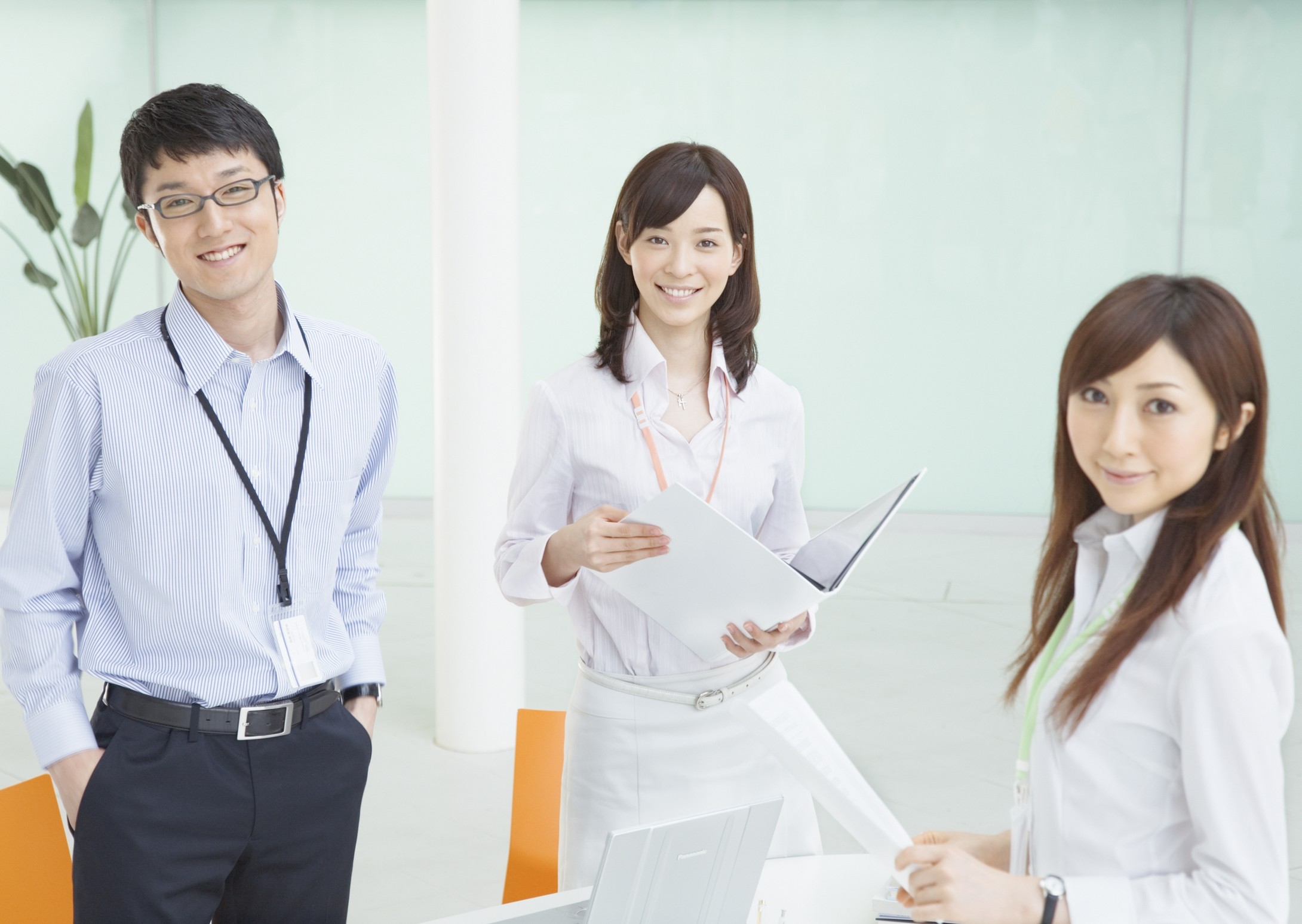 同事背后向领导诋毁你怎么办,同事向领导诬陷你