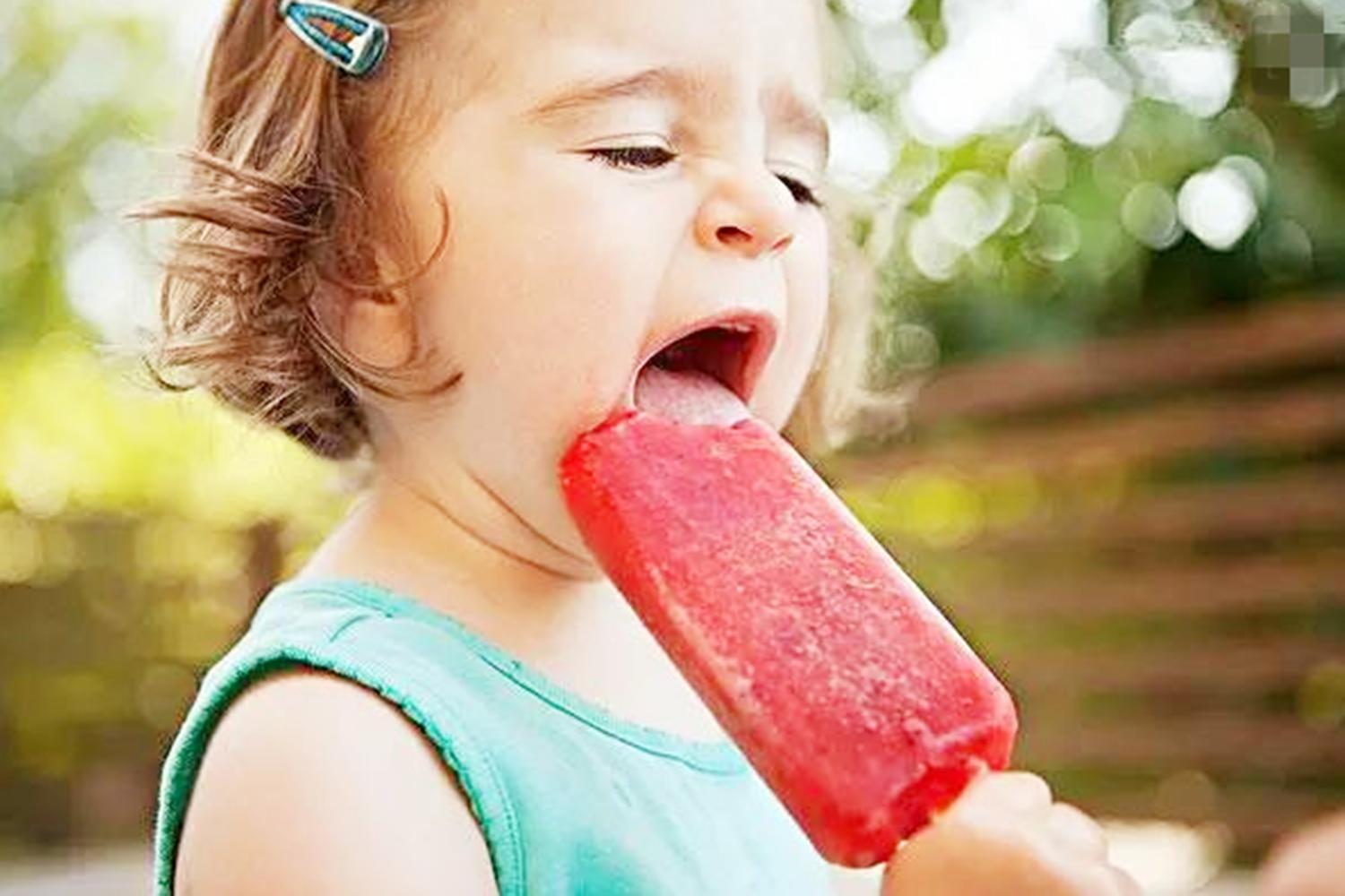 小孩吃雪糕被舌头粘到了出血了,儿童吃冰棍雪糕