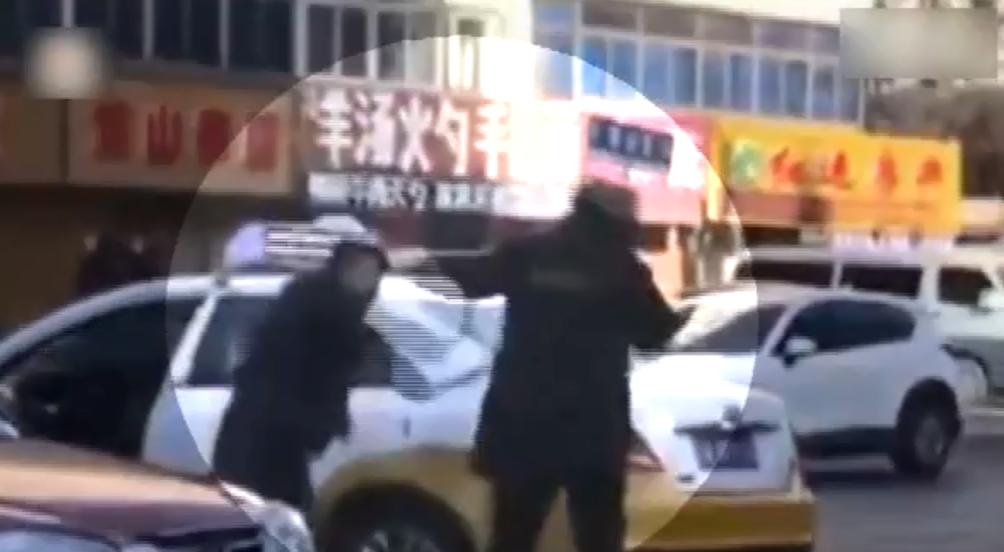 宝马车司机当街飞踹暴打外卖小哥,两男子当街持棍殴打外卖小哥