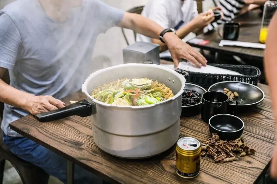 豪车代购转行在阿里边上卖夜宵，年销半亿，有人一晚吃掉4万元