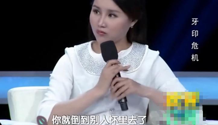 丈夫“辛苦养家”，两人视频妻子胸口突现牙印，丈夫当场发飙