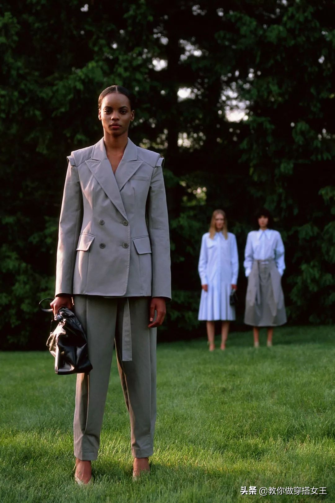 2020最潮搭配少不了这一条工装裤,初秋工装裤搭什么上衣