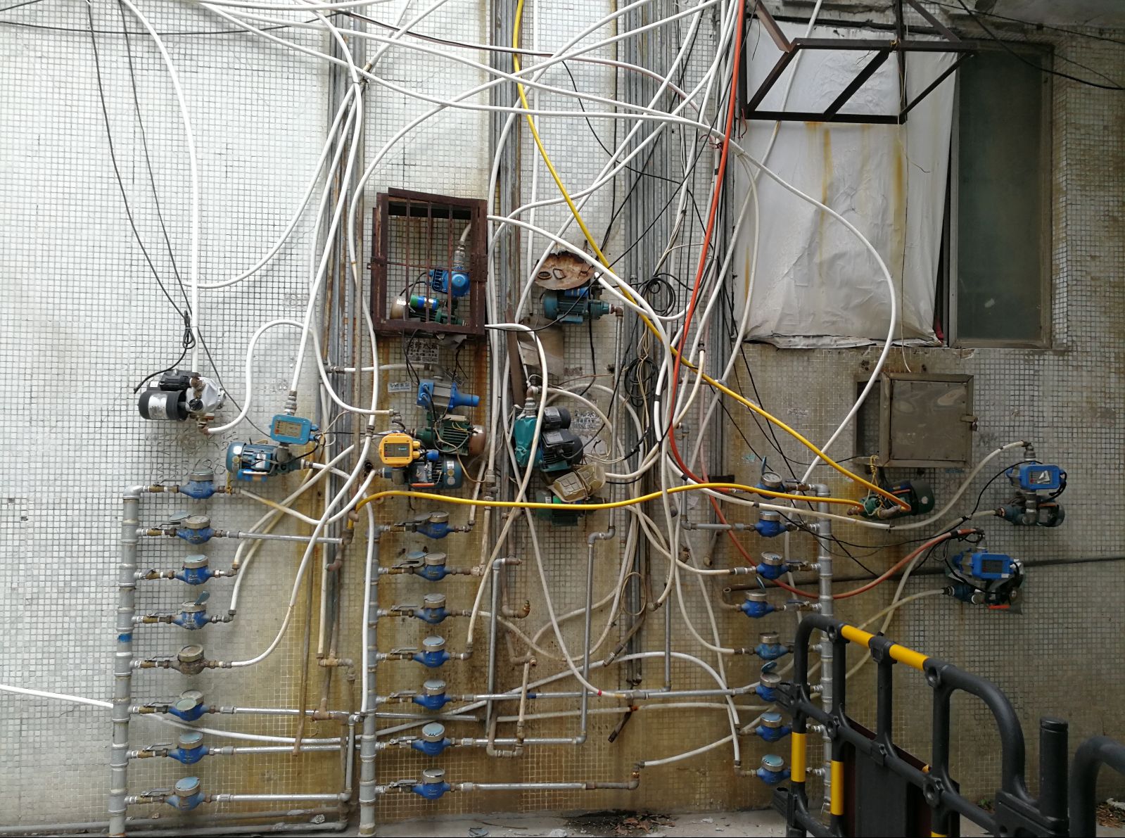 家里自来水水压低怎么疏通,用水高峰期水压不稳怎么解决