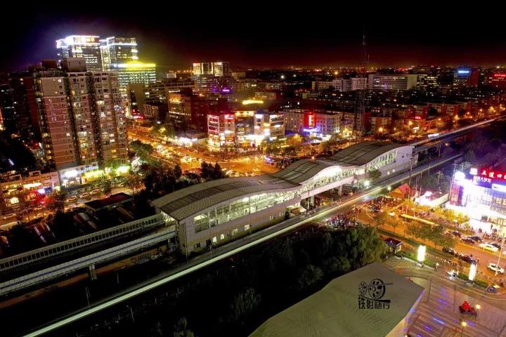 行人车辆请注意火车就要来了,行人车辆请注意火车来了不要抢道