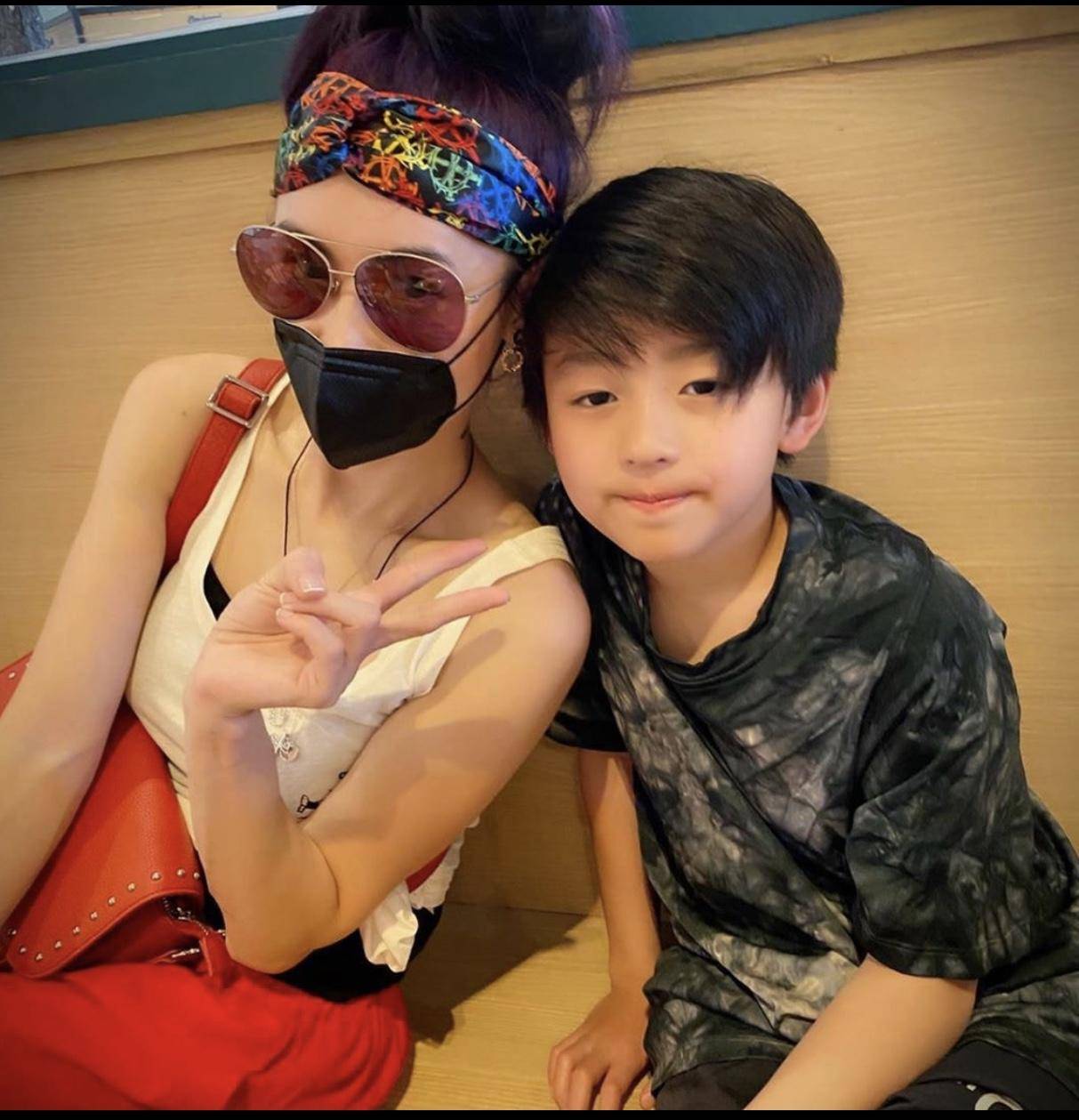 曝张柏芝被赶下飞机,张柏芝一家五口被赶下飞机