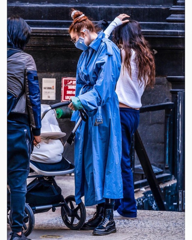 2021流行宝蓝色！超模Gigi一身蓝色搭配，自带爆炸时尚感