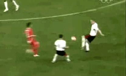 他少小成名，绰号“菜刀后卫”，如今成了天津泰达队的镇队法宝