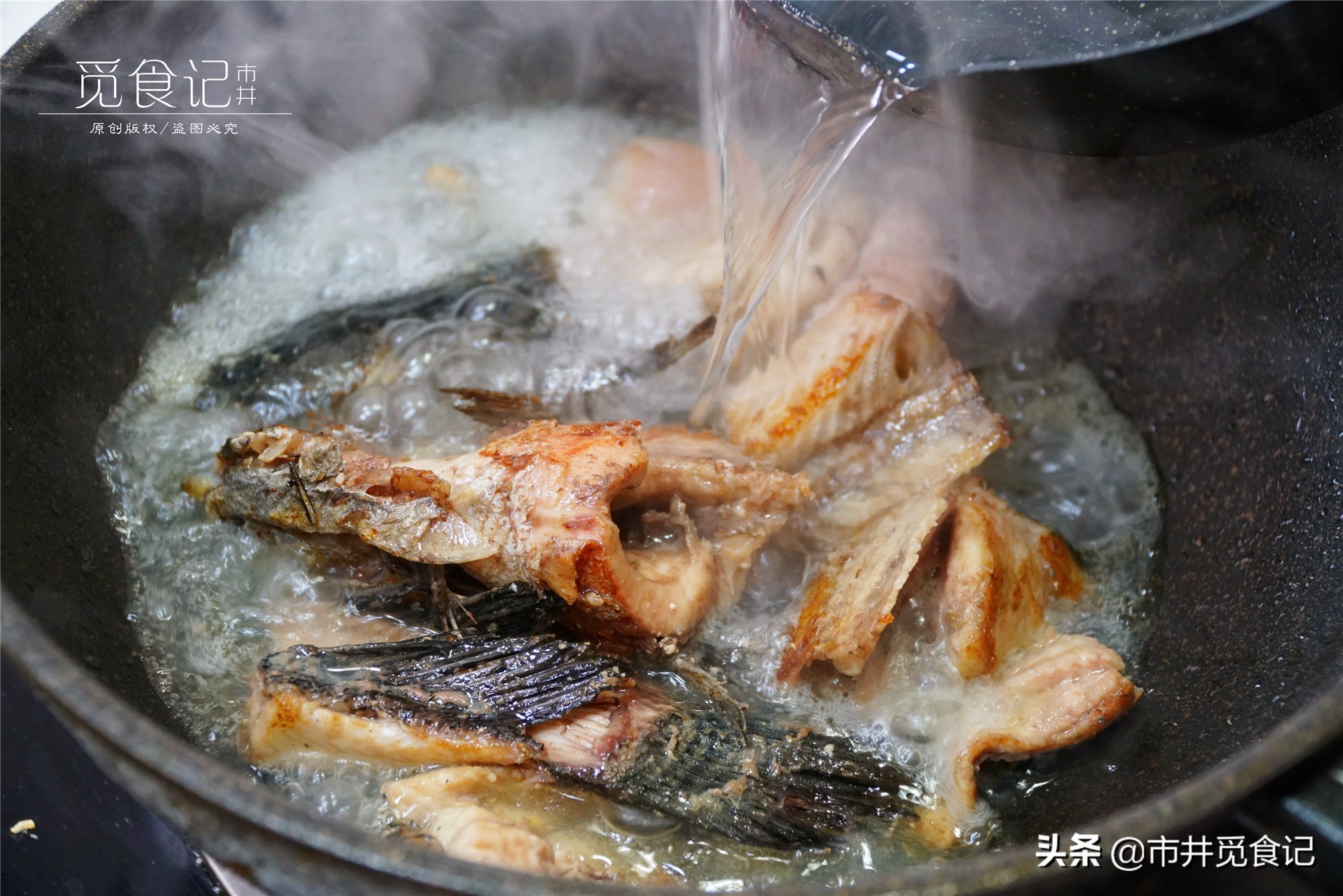 煮鱼汤时什么时候放醋,鱼汤怎样煮才能又浓又白