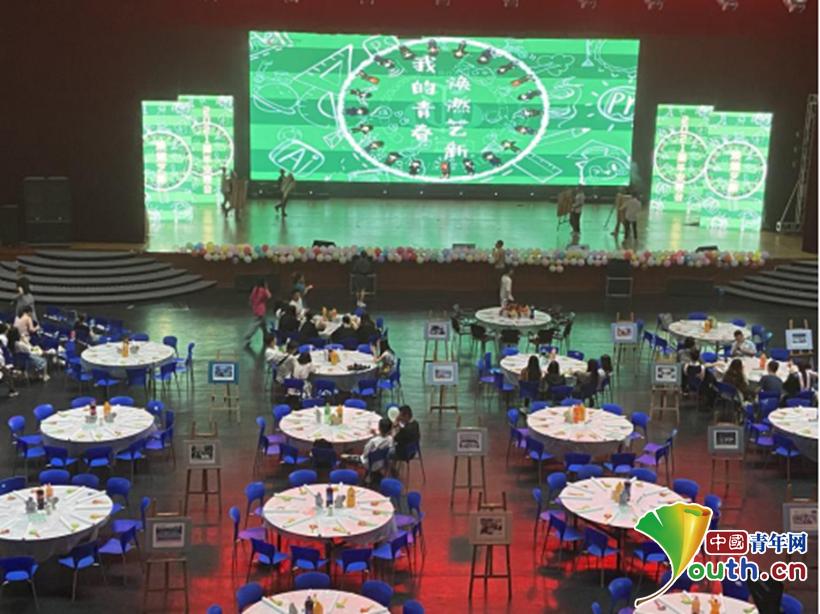 这些高校送的毕业礼物火了,送瓜的,送芯片的,还有送男朋友的