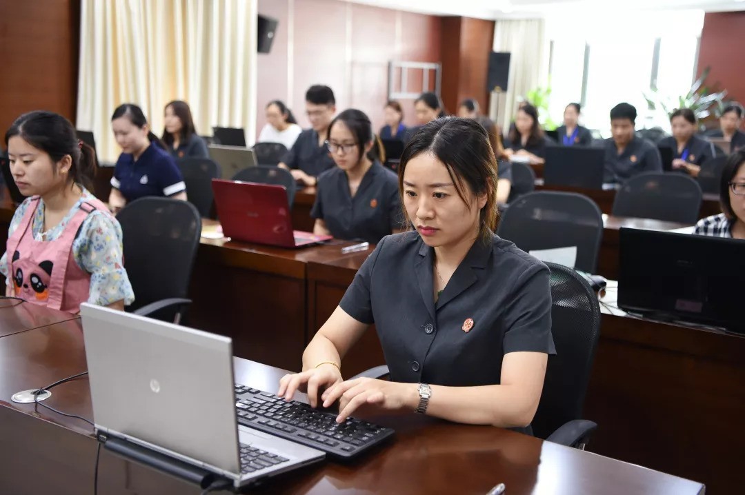 书记员值得考吗？待遇到底怎么样？其实还不错哦！待遇好又稳定。