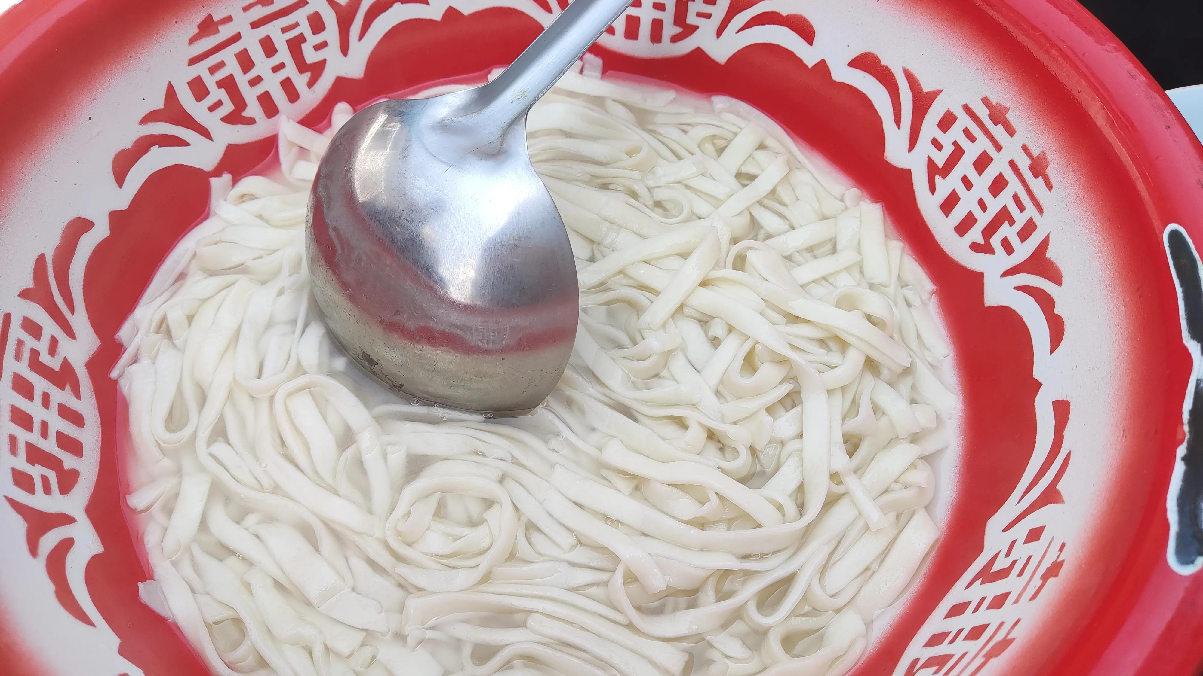 杨树叶子拌什么好吃,杨树叶可以直接凉拌吃吗