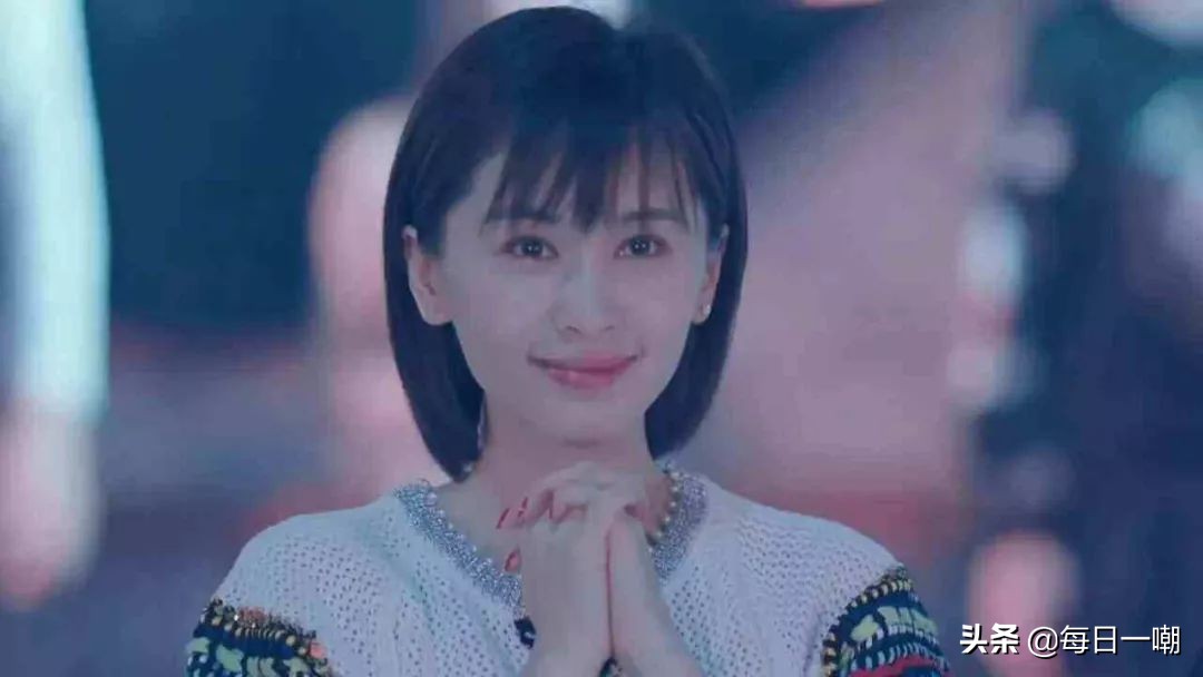 王子文高铁脚踩小桌,王子文道歉脚踩高铁桌板