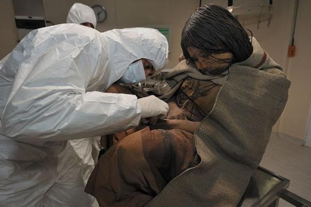 古墓发现一具被冰冻500年的少女,雪山惊现500年前冰冻少女