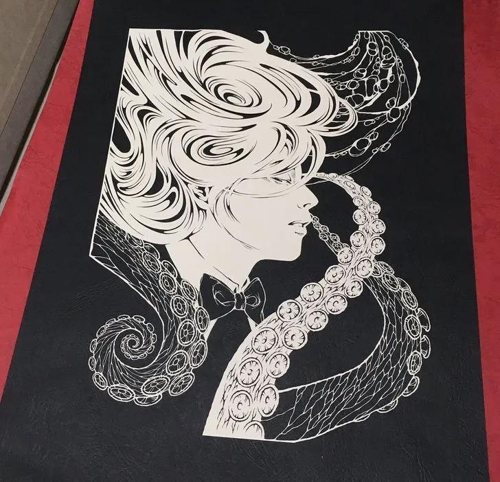 她被称为“刀王”，凭一把破刀，一张破纸，作品征服了全世界