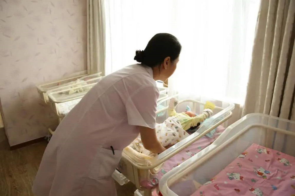 坐月子谁照顾月嫂,坐月子妈妈和婆婆谁好