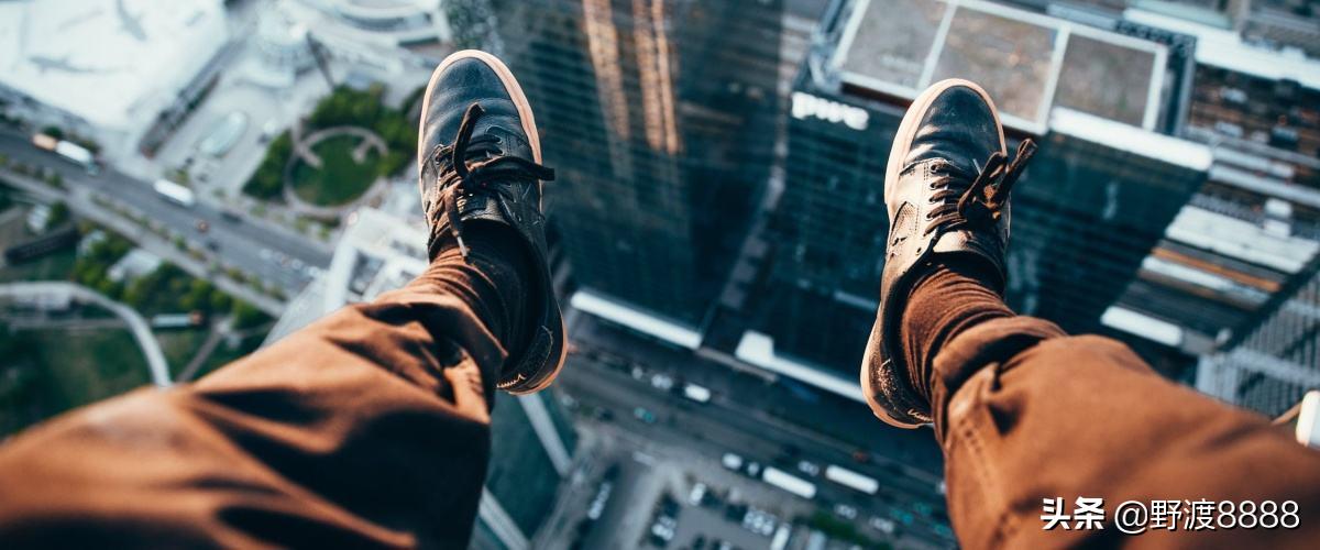 如果遇上一个要跳下去自杀的人,你可以这样劝说