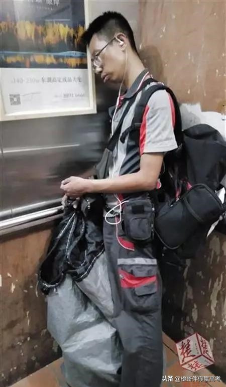 一个外卖员闯红灯给交警送外卖,外卖小哥连闯17个红灯送外卖