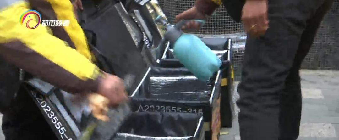 为坚守岗位的一线人员送餐,为外卖小哥冬日送温暖