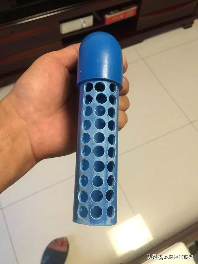 垃圾桶旁边的四方鱼缸,捡回去养了一缸金鱼,别说还挺不错