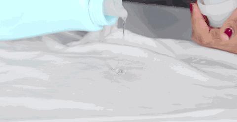 浅色的衣服有油污渍怎么办,衣服上的油污渍洗不掉怎么办