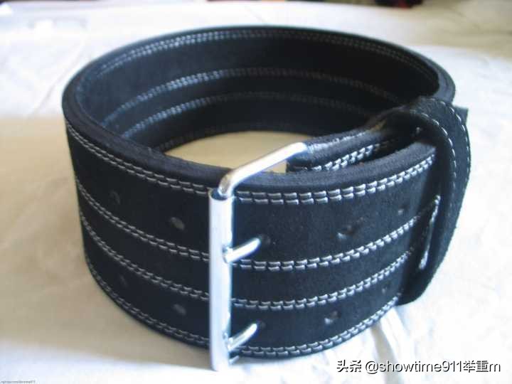 力量举可以穿举重鞋么,举重腰带要硬还是软