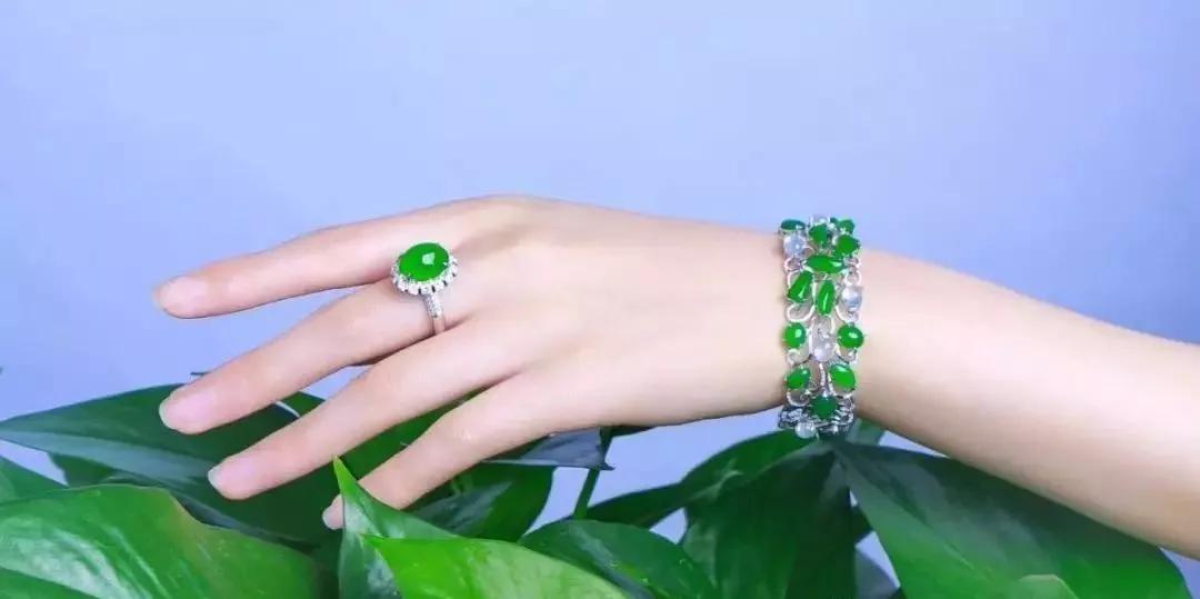 试戴手镯手痛怎么救治,翡翠手镯变形