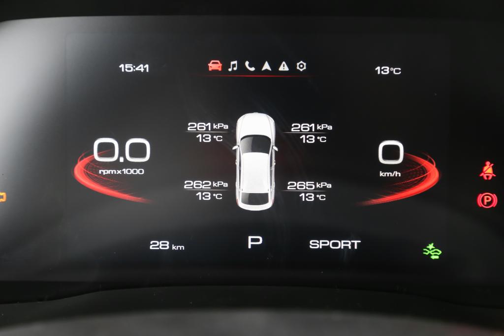 底盘方面，前麦弗逊式独立悬架+后多连杆悬架的调校比较扎实稳健