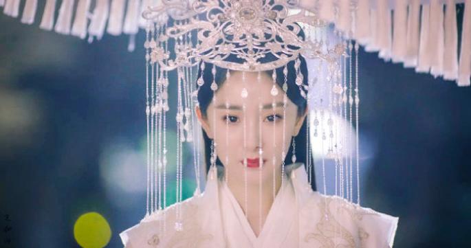 杨幂造型独特出席盛典,杨幂惊艳亮相完整版