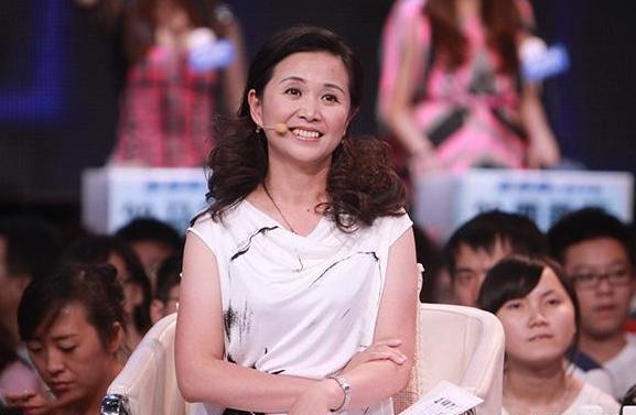 参观黄菡住的豪宅，专门打造一个休闲区，连椅子都是独立定做的