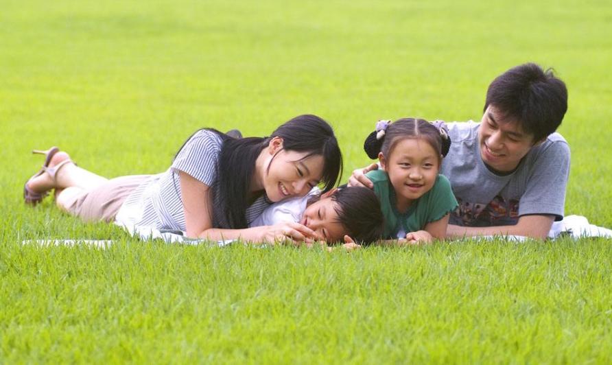 又火了一个不靠谱爸爸：用3岁女儿挡雨，真是“父爱如山体滑坡”