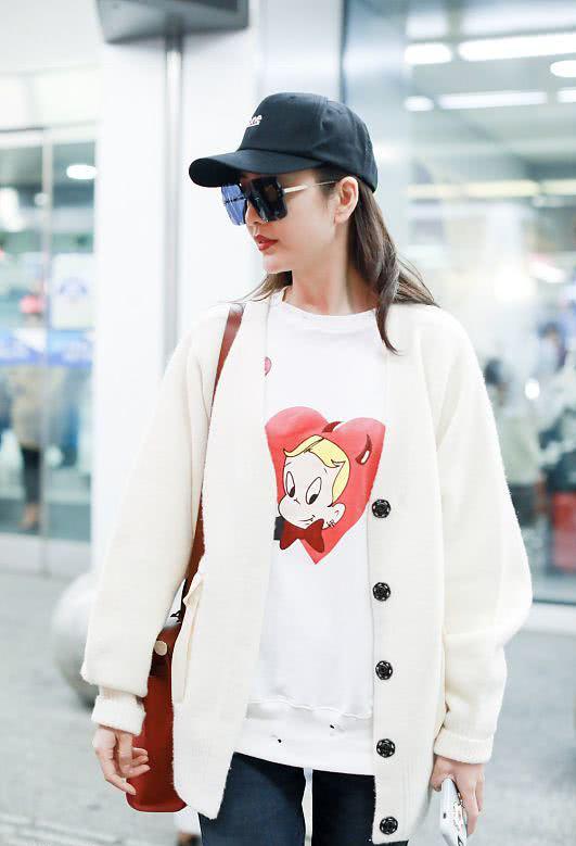 出门搭配衣服秋,王鸥夏季穿搭白色v领上衣