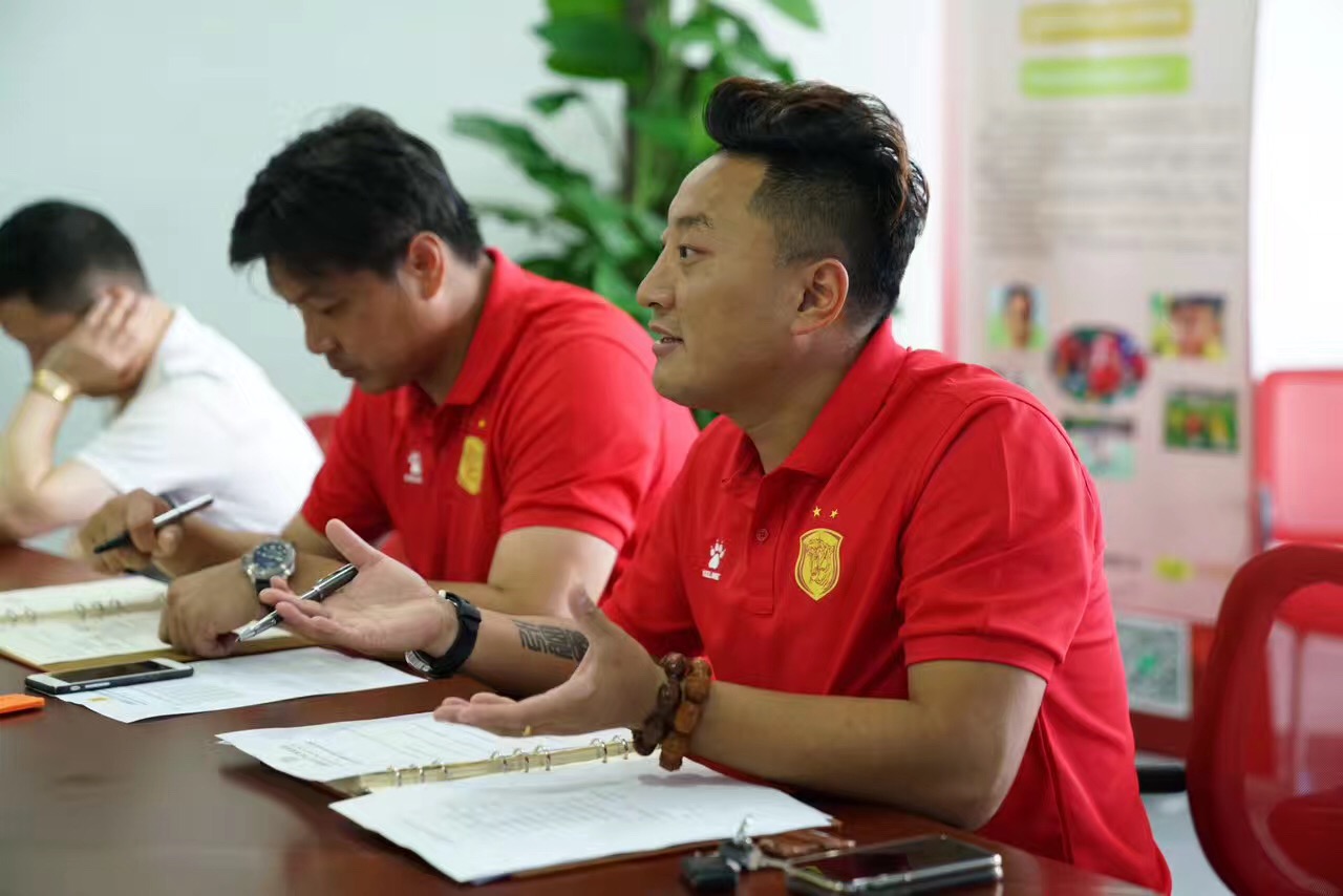 王洪亮与儿子视频,王洪亮足球训练