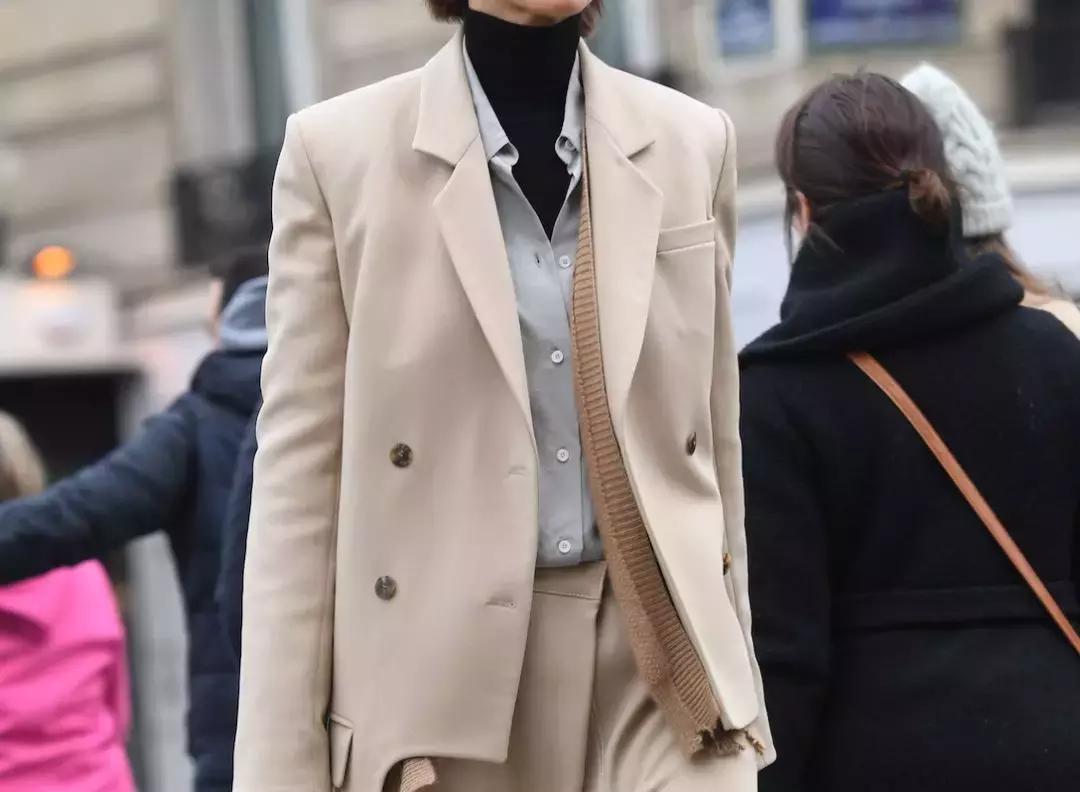 男士黑色羽绒服配什么打底衫,黑羽绒服大衣配什么打底衫