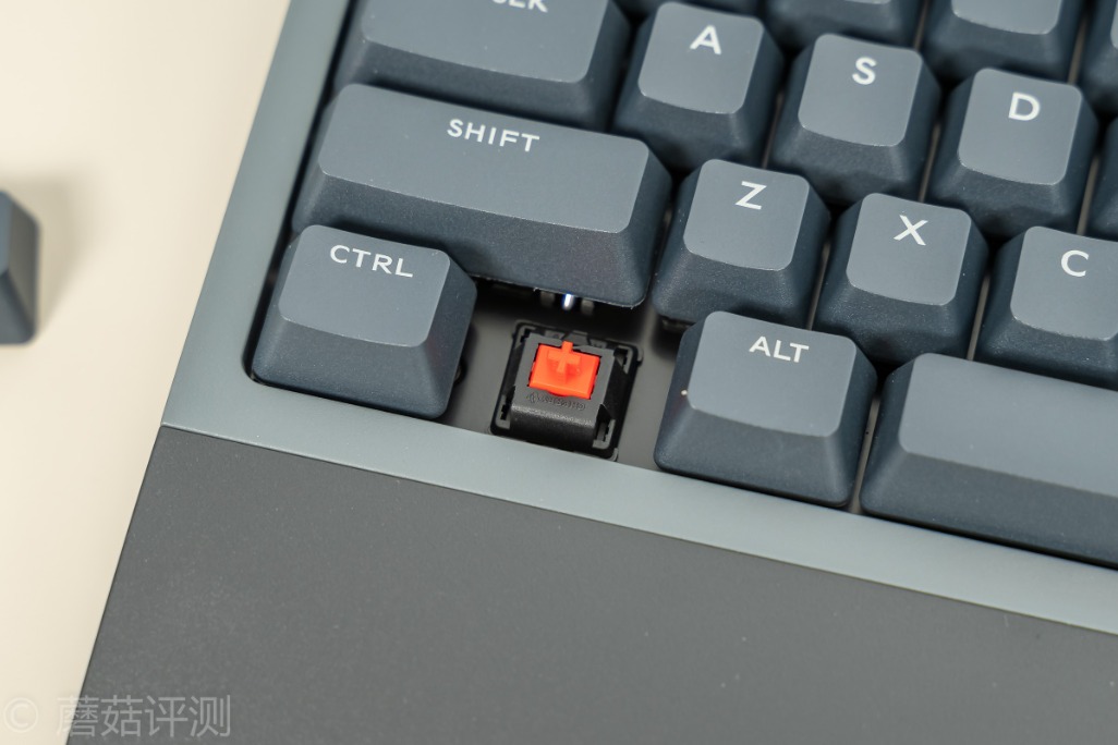 做工细腻手感超好,曜越g821多模电竞机械键盘