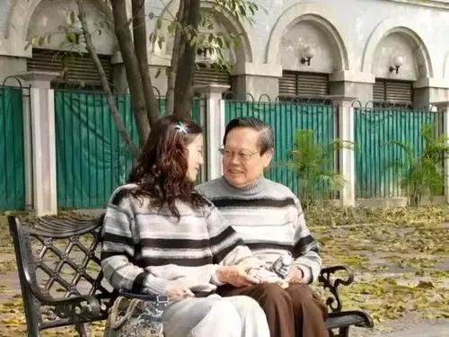 翁帆嫁杨振宁前是否结婚过,翁帆嫁杨振宁的岁数