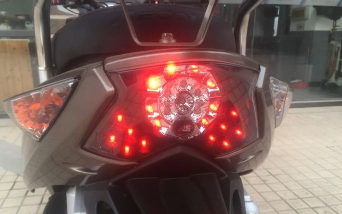 周杰伦代言的宏佳腾摩托车,宏佳腾350踏板测评