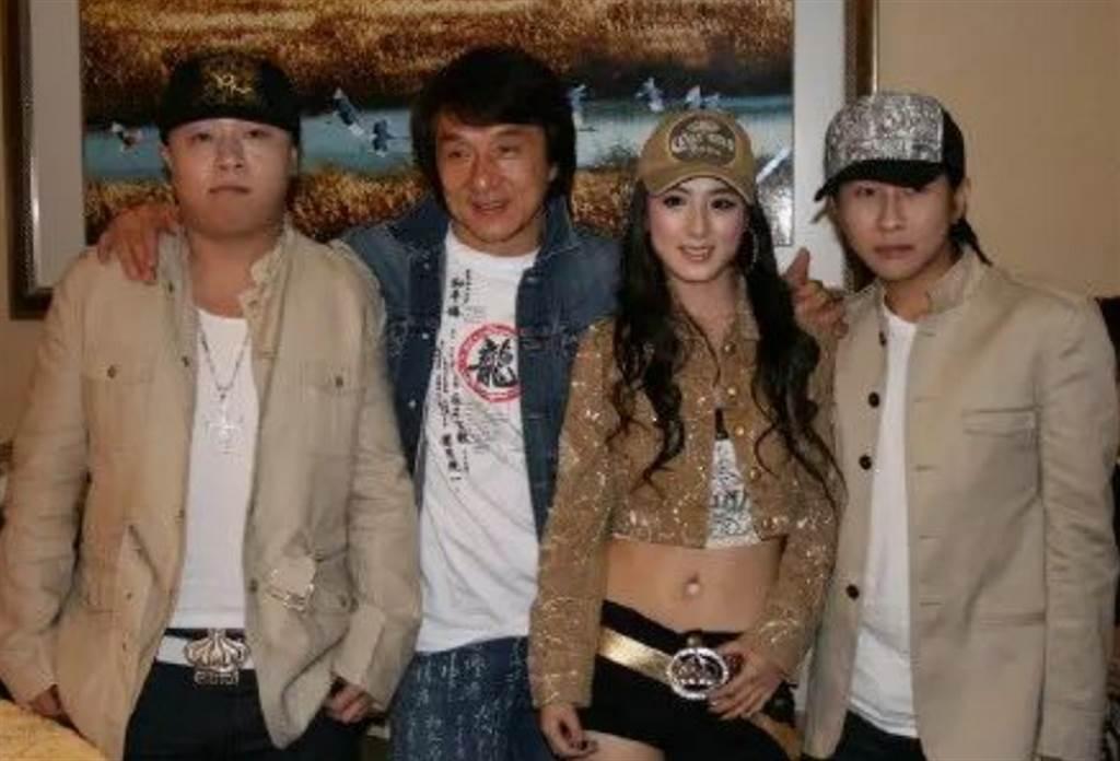 薇娅一年卖115亿，她不露脸也能月入300万，网红到底有多挣钱？