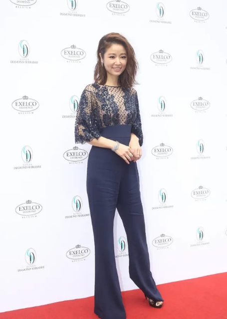 林心如穿低领深v裙视频,林心如穿搭夏天气质连衣裙