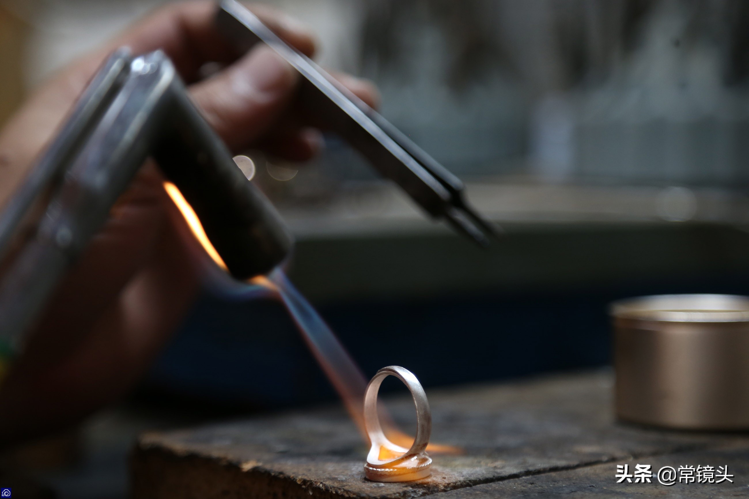 司机大叔辞职做银匠，如今成非遗传人，家里用的水杯都是银子做的