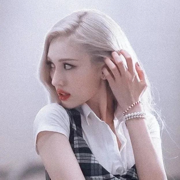 「人间芭比」爆火TikTok！酷爱电玩还是女鞋头？查收你们的新老婆