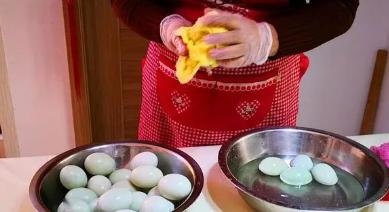 自制咸蛋有妙招,个个流油还翻沙,比外面买的美味还健康