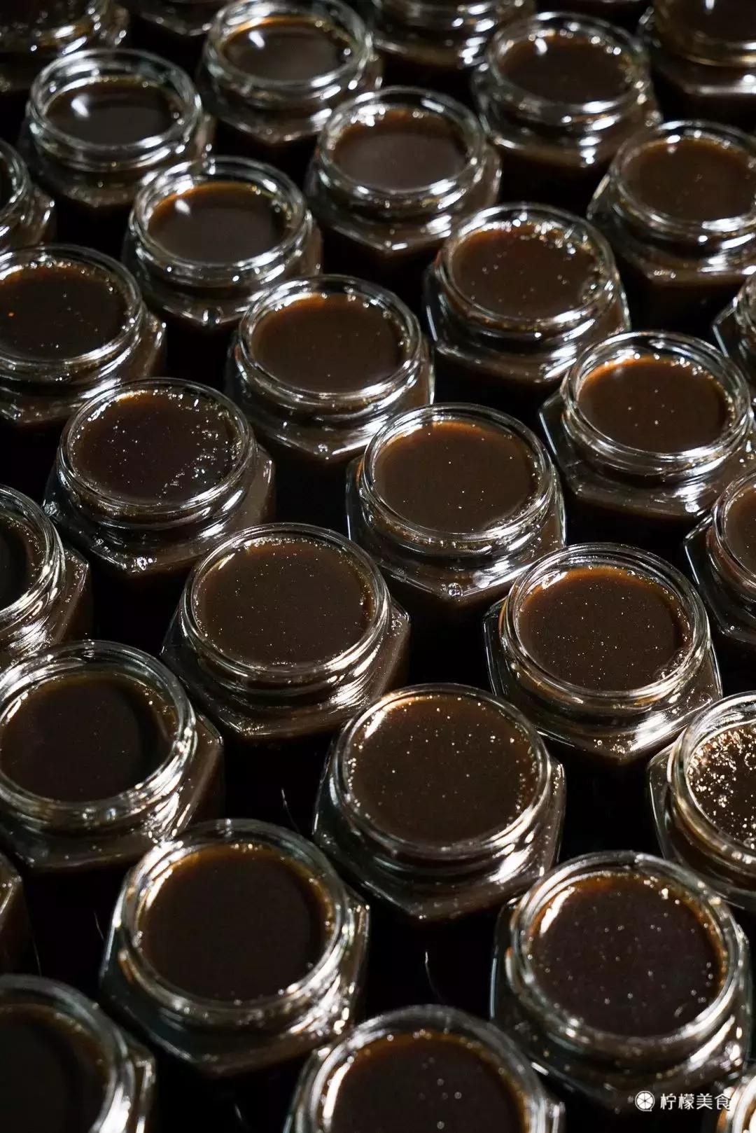 74岁的他，把一半的人生交给了这碗「黑暗甜品」