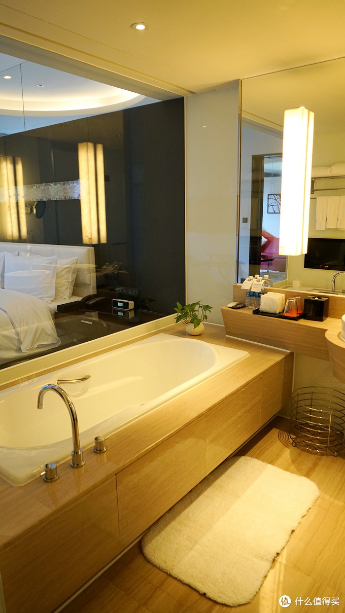 闅愪簬灞辨捣,闅愪簬灞辨捣涔嬮棿